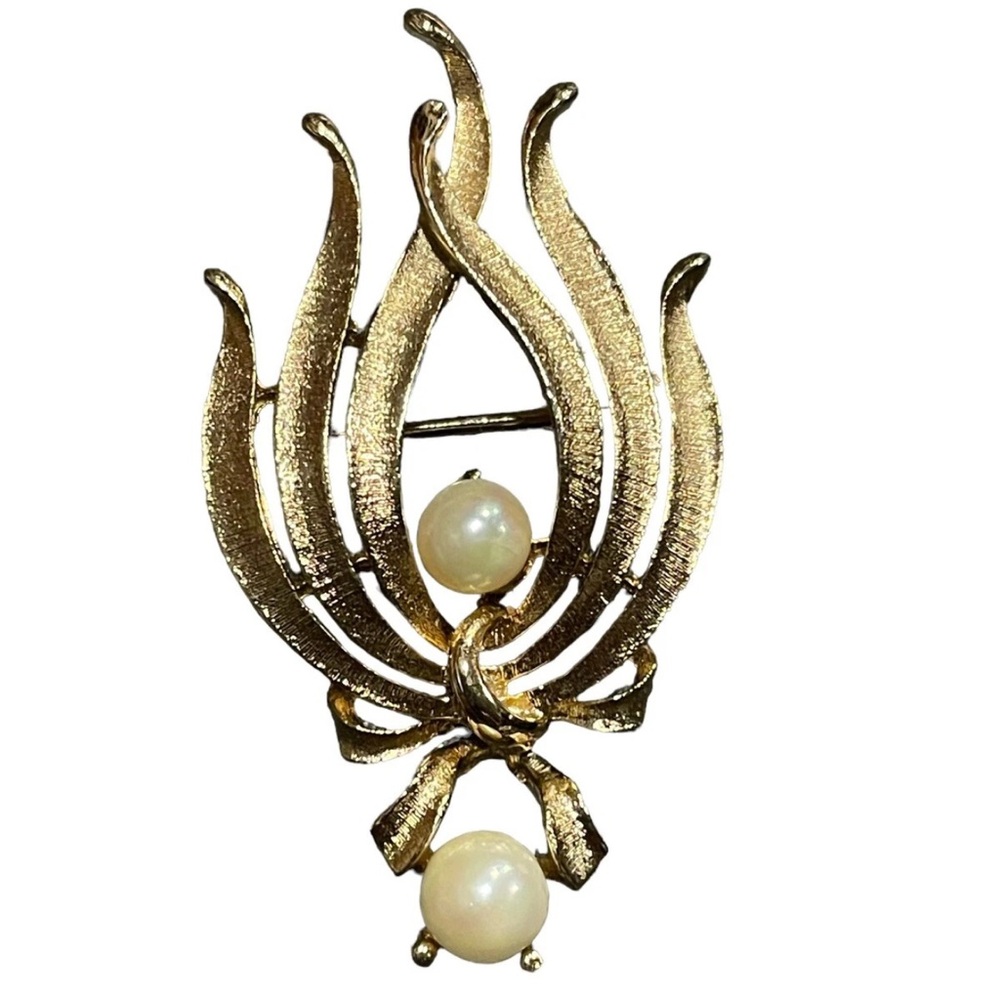 Elegant Gold and Pearl Brooch